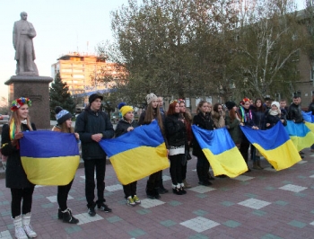 На городской площади многоголосо звучал гимн Украины фото