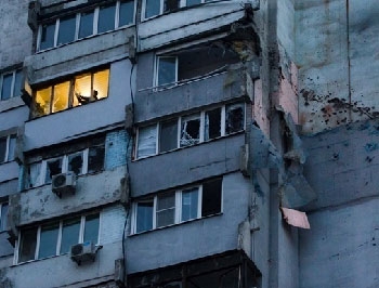 В Донецке снаряд попал в жилой дом, погиб мирный житель фото