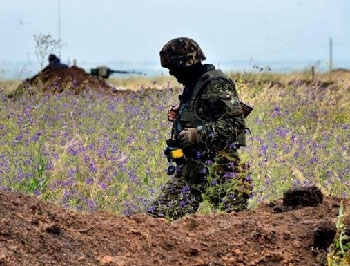 Позиции украинских военных за ночь обстреляли 15 раз фото