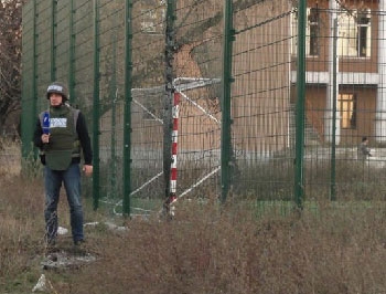 В Донецке снаряды попали на школьный стадион, погибли дети фото