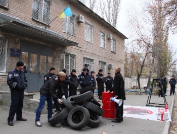 Возле мелитопольского суда бьют в барабаны и собираются жечь покрышки фото