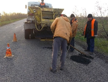 На дорогах Запорожской области «латают» ямы и обновляют разметку фото