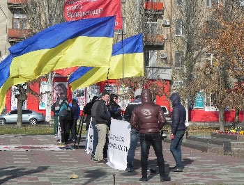 Вчерашние протестанты напугали суд - здание местной Фемиды оцепили люди в форме фото