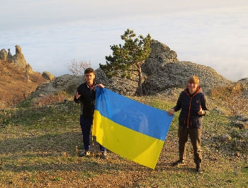 На одной из горных вершин Крыма мелитопольские студенты развернули украинский флаг фото