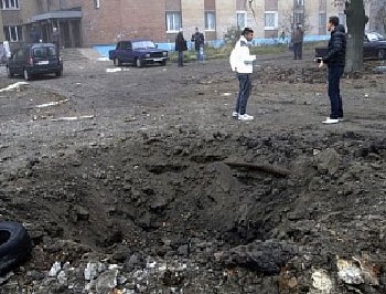 В Донецке снаряд попал в маршрутку: двое погибших, восемь раненых фото