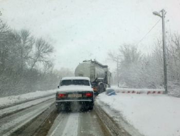 Из-за непогоды на запорожских трассах автомобили сносило в кювет фото