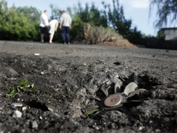 В Донецке из-за обстрелов остановился завод фото