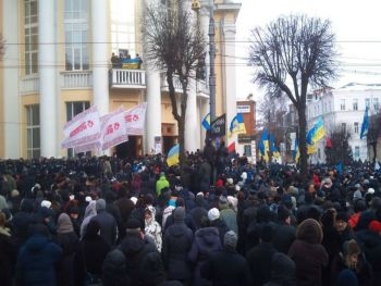 Беспорядки возле Винницкой ОГА закончились травмами простестующих фото