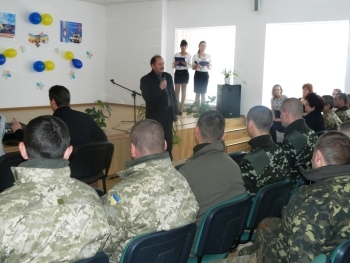 Новобогдановские школьники поздравили военнослужащих с праздником фото