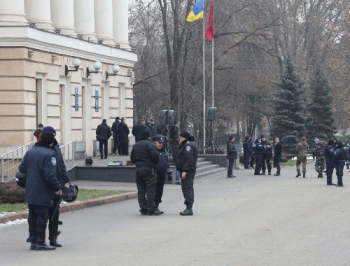 В Запорожье усилили охрану возле здания горсовета фото