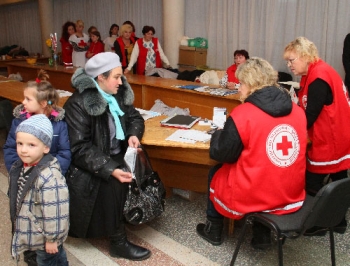 Семь многодетных семей с Донбасса в Мелитополе получили подарки «под елочку» фото