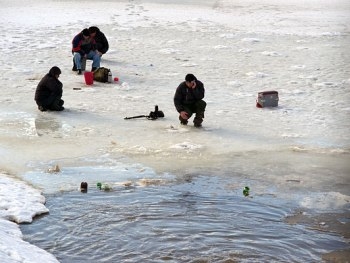 В Днепродзержинске рыбак провалился под лед фото