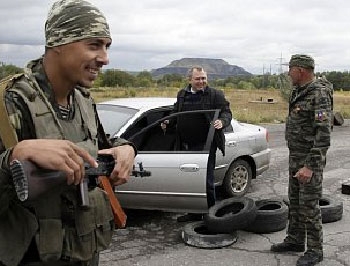 Боевики вывозят машины украинцев в Россию на запчасти фото