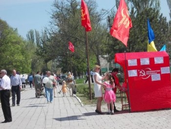 В Запорожье повредили агитпалатку коммунистов фото