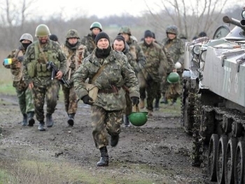 Запорожские волонтеры шьют спецкостюмы для солдат фото