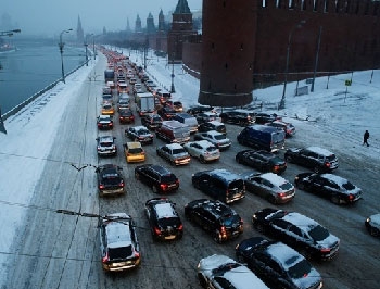 Москва второй день стоит в пробках из-за снегопада фото