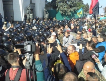 Под Радой собрались митингующие и правоохранители фото