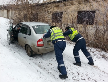 Сотрудники ГАИ буксируют авто, застрявшие в снегу фото