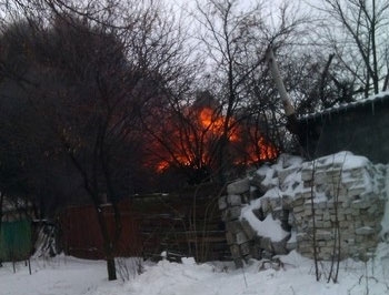 В Дебальцево после обстрелов горели жилые дома фото