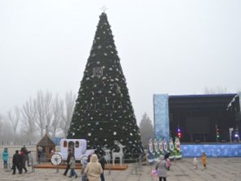 Запорожцев и гостей города приглашают спеть у рождественской елки фото