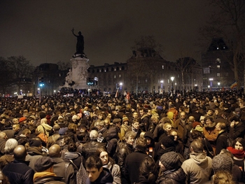 Тысячи людей во Франции вышли на митинг против терроризма фото