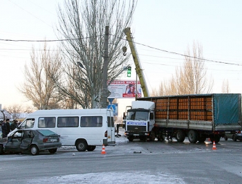 Из-за скользкой дороги в Мелитополе в ДТП попали маршрутка, большегруз и легковушка фото