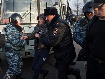 В Москве людей, слушавших в машине гимн Украины, забрали в полицию фото