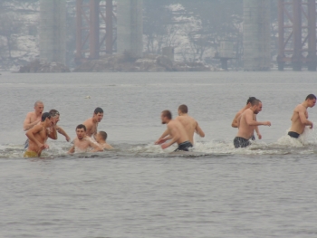 Сотни запорожцев сегодня искупались в водах Днепра фото