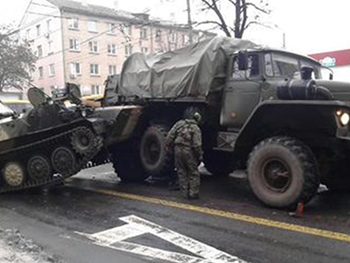 Урал боевиков врезался в маршрутку фото