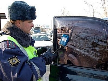 Мелитопольских водителей за нарушение норм тонировки стекол штрафовать пока не могут фото