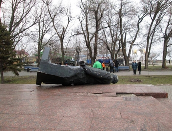 В Бердянске вооруженные люди на глазах у горожан снесли памятник Ленину фото