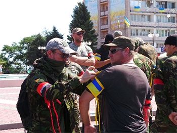 В Мелитополе Правый сектор и Самооборона Майдана будут охранять волонтеров фото