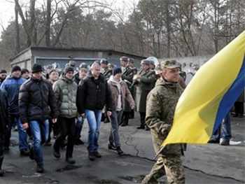 Военнообязанным украинцам запретят выезд из страны? фото