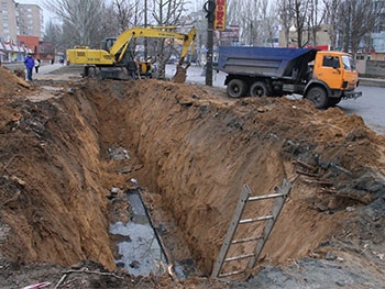 Коммунальщики разобрались с протекающим коллектором фото