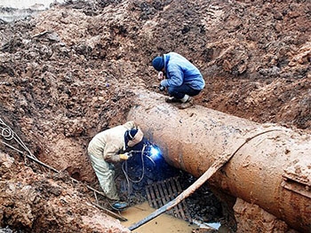 Сотрудники Водоканала латают старинные сети фото