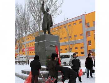 Мелитопольская власть оставила памятники Ленину на месте фото