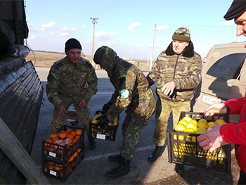 Самооборона Мелитопольщины передала витамины в военный госпиталь фото