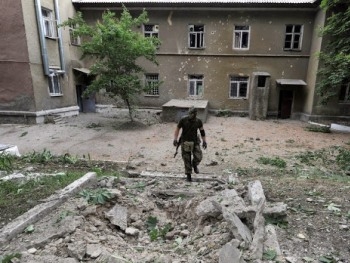 В Дебальцево из-под завалов освобождают людей фото