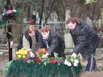 В Запорожье задержали кладбищенского вандала, надругавшегося над могилой героя фото