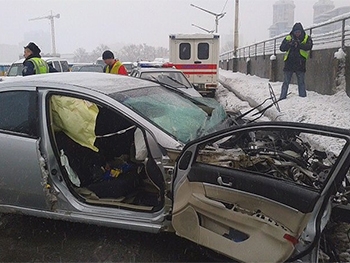 В Киеве погиб милиционер, врезавшись в автобус с нацгвардейцами фото