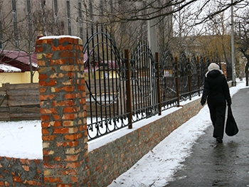 ФОТОФАКТ. Пока страна затягивает пояса, мелитопольская церковь устанавливает кованый забор фото