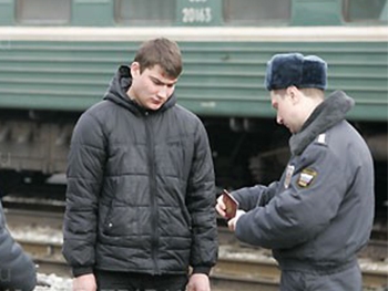 У запорожцев проверяют документы и тут же вручают повестки фото