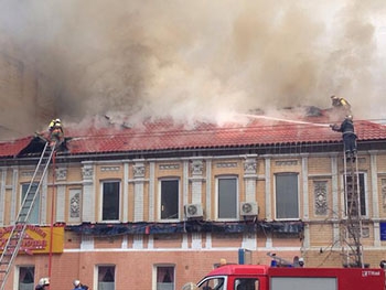 На пожаре в центре Киева погибли двое спасателей  фото