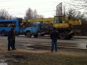 В Черновцах подъемный кран стрелой въехал в троллейбус: есть жертва фото