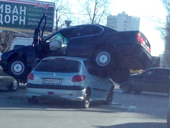 В Одессе один автомобиль оседлал другой фото