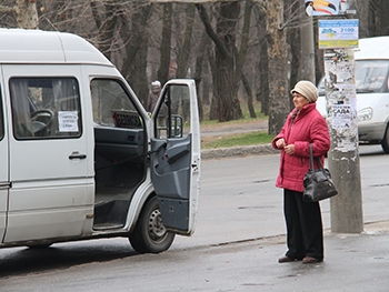 В связи с подорожанием проезда люди, по возможности,  стали ходить пешком фото