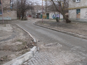 Городские ливневки как элемент декора фото