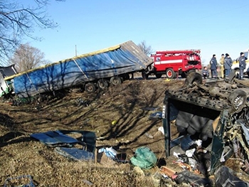 В Полтавской области столкнулись автобус и грузовик: семеро погибших фото