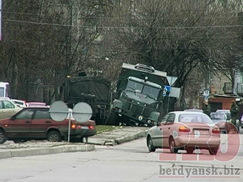 В Бердянске под землю провалился военный грузовик  фото