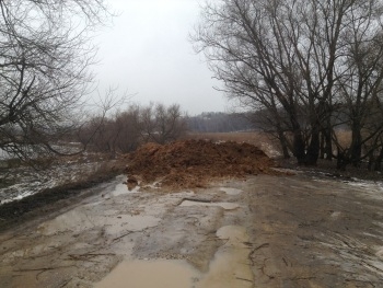 Запорожские дороги засыпают землей фото